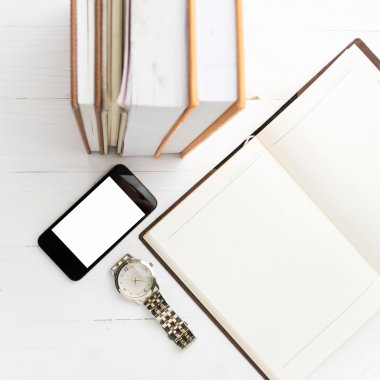 kitap ve seyretmek yığını ile cep telefonu