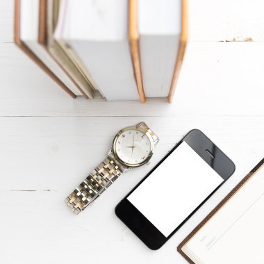 kitap ve seyretmek yığını ile cep telefonu