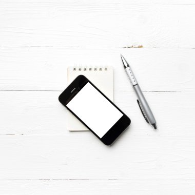 Not defteri ve kalem ile cep telefonu