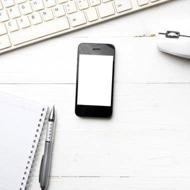 cep telefonu ile bilgisayar ve kahve fincanı