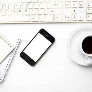 cep telefonu ile bilgisayar ve kahve fincanı