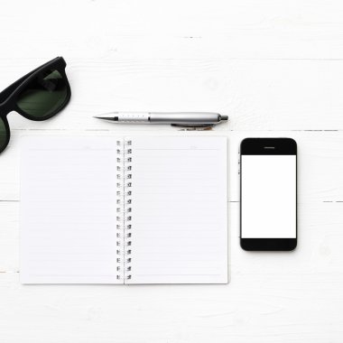 Not defteri ve kalem ile cep telefonu