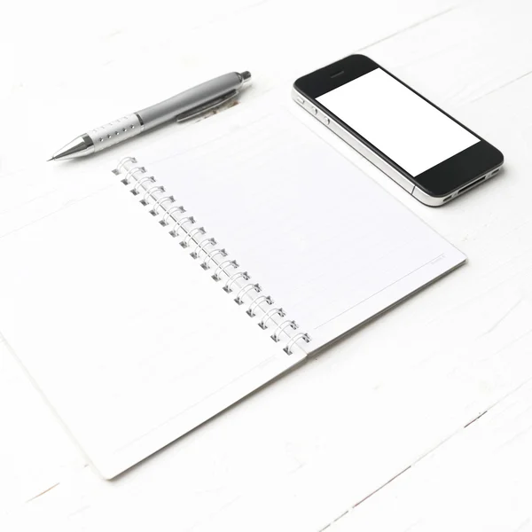 Celular con bloc de notas y bolígrafo — Foto de Stock