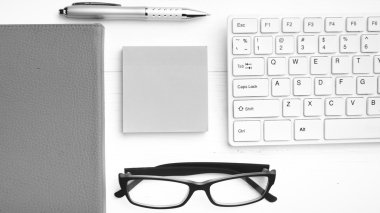 renk stili bilgisayar ve yapışkan not siyah ve beyaz