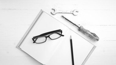 defter anahtarı siyah ve beyaz renk stili ile