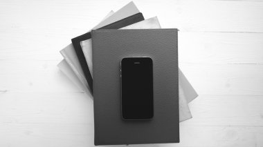 yığın kitap siyah ve beyaz rengi tarzı ile cep telefonu
