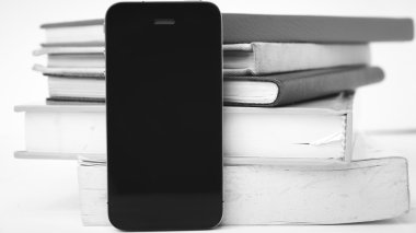 yığın kitap siyah ve beyaz rengi tarzı ile cep telefonu