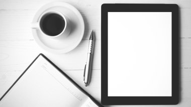 defter ve kahve fincan siyah ve beyaz renk stili ile tablet