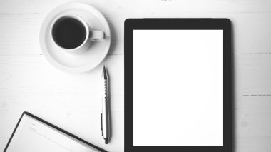 defter ve kahve fincan siyah ve beyaz renk stili ile tablet