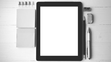 siyah ve beyaz renk stili tablet ile ofis malzemeleri