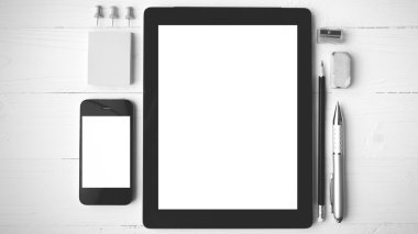 Tablet ve cellphone ile ofis malzemeleri siyah ve beyaz renk