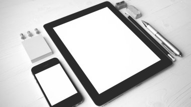 Tablet ve cellphone ile ofis malzemeleri siyah ve beyaz renk