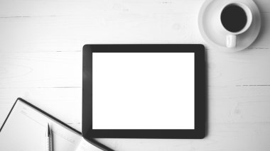 defter ve kahve fincan siyah ve beyaz renk stili ile tablet