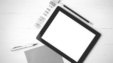 siyah ve beyaz renk stili tablet ile ofis malzemeleri