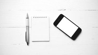 Not defteri ve kalem siyah ve beyaz renk stili ile cep telefonu