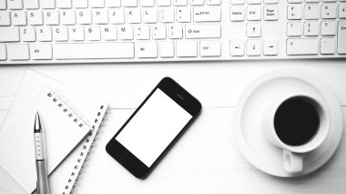cep telefonu ile bilgisayar ve kahve fincan siyah ve beyaz renk arpacık