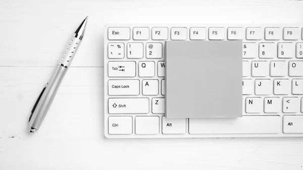Computadora y pegajosa nota estilo de color blanco y negro — Foto de Stock
