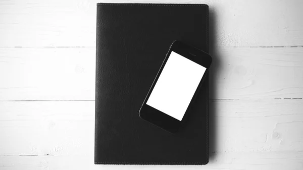 携帯電話とノートの黒と白のカラー スタイル — ストック写真