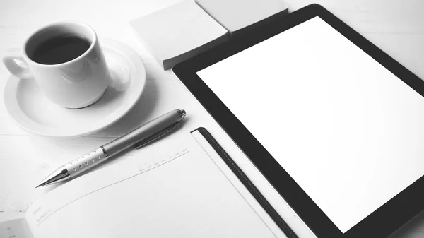 Tablet com notebook e xícara de café estilo de cor preto e branco — Fotografia de Stock