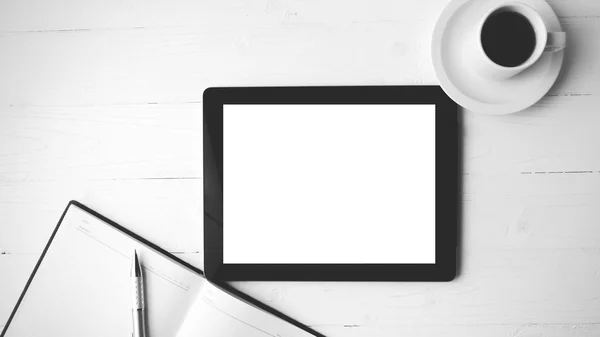 타블렛 노트북과 커피 컵 흑백 색상 스타일 — 스톡 사진