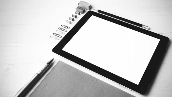 Tablet mit Bürobedarf Schwarz-Weiß-Farbstil — Stockfoto