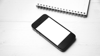 Not defteri siyah ve beyaz renk stili ile cep telefonu