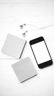 cep telefonu ve yapışkan not siyah ve beyaz renk stili