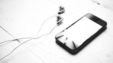 cep telefonu kulaklık siyah ve beyaz renk stili ile