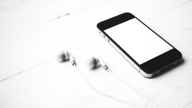 cep telefonu kulaklık siyah ve beyaz renk stili ile