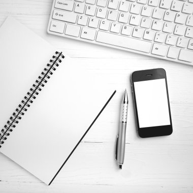 bilgisayar ve cep telefonu ile defter ve kalem siyah ve beyaz col