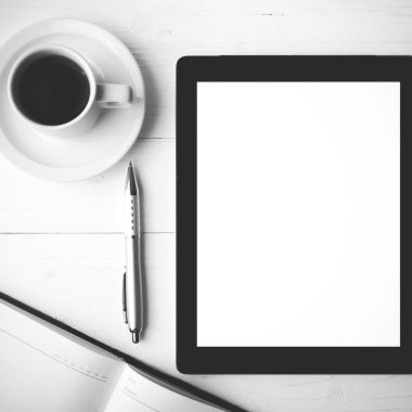 defter ve kahve fincan siyah ve beyaz renk stili ile tablet