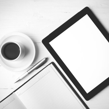 defter ve kahve fincan siyah ve beyaz renk stili ile tablet