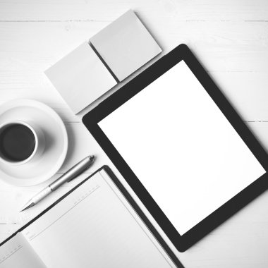 defter ve kahve fincan siyah ve beyaz renk stili ile tablet