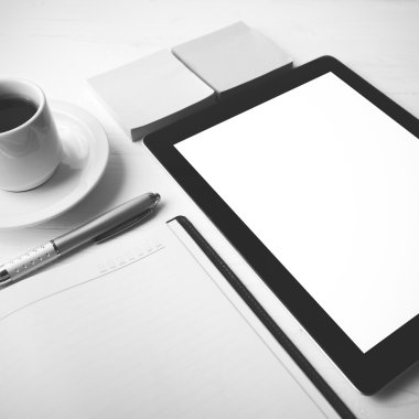 defter ve kahve fincan siyah ve beyaz renk stili ile tablet