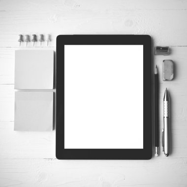 siyah ve beyaz renk stili tablet ile ofis malzemeleri