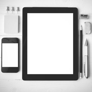 Tablet ve cellphone ile ofis malzemeleri siyah ve beyaz renk