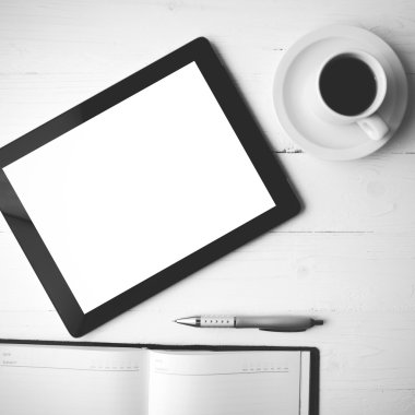 defter ve kahve fincan siyah ve beyaz renk stili ile tablet