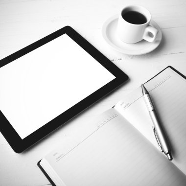 siyah ve beyaz renk stili tablet ile ofis malzemeleri