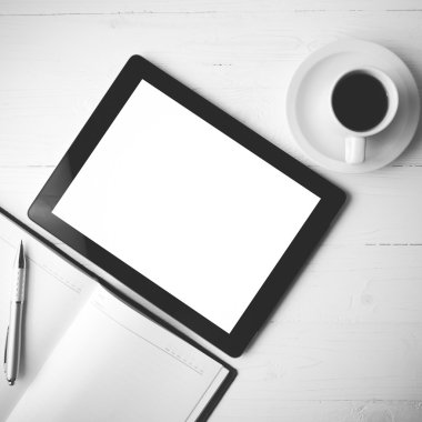 defter ve kahve fincan siyah ve beyaz renk stili ile tablet