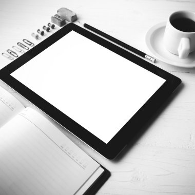 siyah ve beyaz renk stili tablet ile ofis malzemeleri