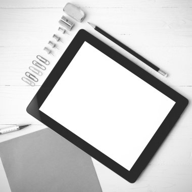 siyah ve beyaz renk stili tablet ile ofis malzemeleri