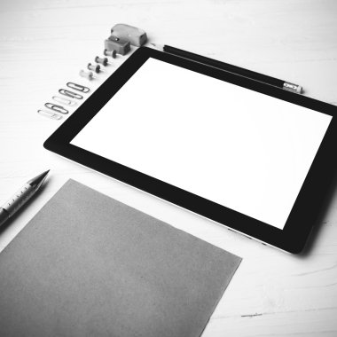 siyah ve beyaz renk stili tablet ile ofis malzemeleri