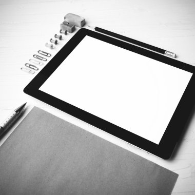 siyah ve beyaz renk stili tablet ile ofis malzemeleri