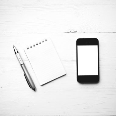 Not defteri ve kalem siyah ve beyaz renk stili ile cep telefonu
