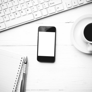 cep telefonu ile bilgisayar ve kahve fincan siyah ve beyaz renk arpacık