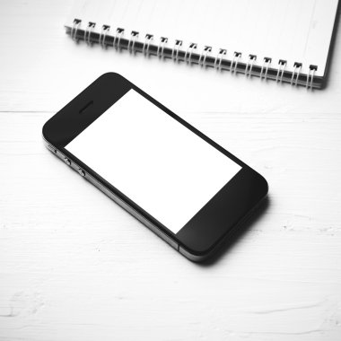 Not defteri siyah ve beyaz renk stili ile cep telefonu