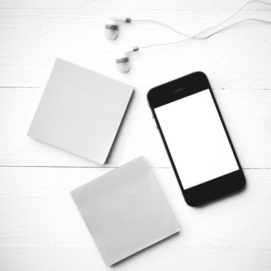 cep telefonu ve yapışkan not siyah ve beyaz renk stili
