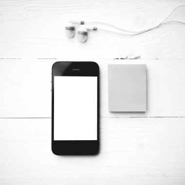 cep telefonu ve yapışkan not siyah ve beyaz renk stili