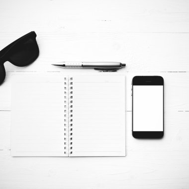 Not defteri ve kalem siyah ve beyaz renk stili ile cep telefonu