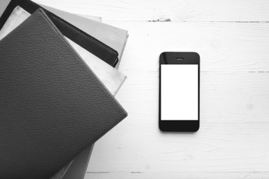 yığın kitap siyah ve beyaz rengi tarzı ile cep telefonu
